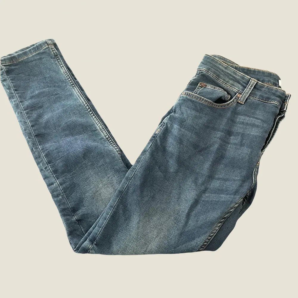 Snygga mörkblå slimfit jeans från only & sons. Storlek 33/32. Jeansen är i fint skick.  Modellen är 187cm. Fråga gärna vid funderingar!. Jeans & Byxor.