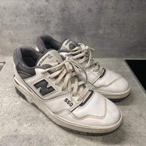 New balance 550 grey - Skorna är i bra skick 8,5/10. Boxen kommer med vid köp. Hör av er vid funderingar eller bättre bilder. Pris går att diskutera 