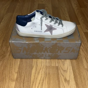 Golden goose skor - Ett par stilrena Golden Goose skor som har används 1 gång. Skicket är 10/10 och i storlek 43! Den mest eftertraktade färgen. Pris går att diskutera, dm för andra frågor. Påse ingår!