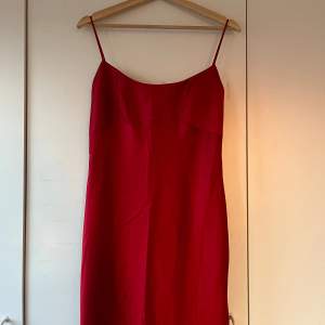 Säljer denna jätte fina röda balklänning då jag hittat en annan. I nyskick med lappar kvar, köpt på sellpy för 550kr 🌟 Skulle säga att storlek är S-M, priset är förhandlingsbart ❤️