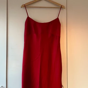 Röd Balklänning  - Säljer denna jätte fina röda balklänning då jag hittat en annan. I nyskick med lappar kvar, köpt på sellpy för 550kr 🌟 Skulle säga att storlek är S-M, priset är förhandlingsbart ❤️