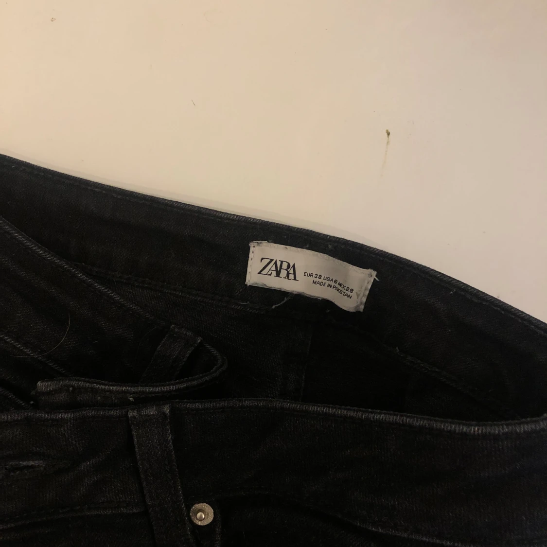 Svarta bootcut jeans  - 90