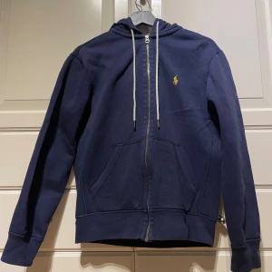  Ralph Lauren zip up hoodie - Snygg Ralph Lauren zip up Om du har frågor eller pris frågor så skriv bara Obs: de är en annan tråd i luvan inte den riktiga.