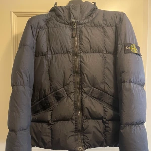 STONE ISLAND GARMENT DYED CRINKLE NY DOWN JACKET - Stone island jacka som inte kommer användas nästa vinter. Bra skick och snygg färg, Navy/marinblå. 