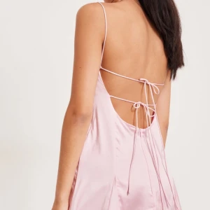 Klänning Nelly - Jättefin rosa klänning från Nelly. Tyvärr för kort för mig. Endast provad. Jag är i 172 cm. 