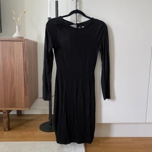 Klänning - Nelly - Klänning från Nelly i ett mjukt material och med öppen rygg 🖤