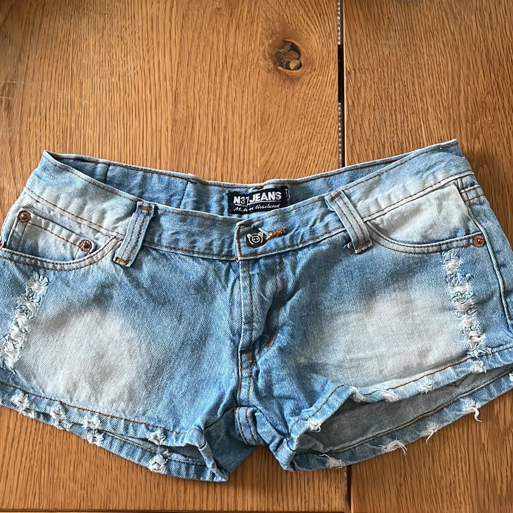 Säljer dessa super coola jeans då den inte oss super fina till sommaren💗skicka för fler frågor. Shorts.