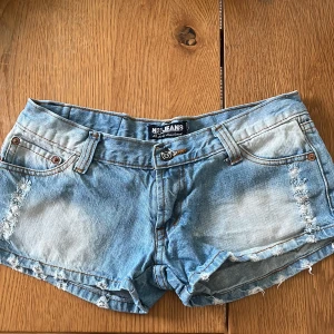 Jeansshorts - Säljer dessa super coola jeans då den inte oss super fina till sommaren💗skicka för fler frågor