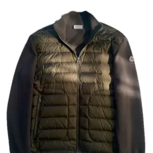 Jättesnygg äkta Moncler cardigan i storleken xxl men passar till L och xl. Använd några gånger men ser helt ny ut. Kvitto finns och priset kan diskuteras, om du har frågor eller funderingar tveka inte hör av dig direkt!🤩