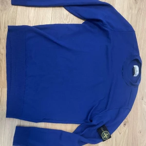 Stone Island tröja - Säljer min killes Stone island tröja (äkthetsbevis finns) . Den är i väldigt bra skick och inga defekter finns. Nypris 4000. Säljer för 2000.