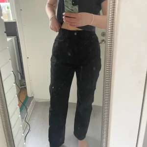 Svarta raka jeans  - Svarta raka jeans med hög midja. Från Nelly. Använda få gånger 