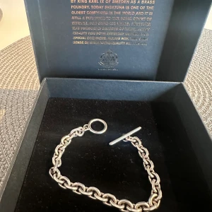 Skultuna kedja - Säljer denna armbands kedja från Skultuna. Kedjan är i silverplatat rostfritt stål i storlek small Jag köpte kedjan här på Plick men säljer den vidare ännu billigare eftersom den var för liten.  Kedjan har ej tecken av användning.