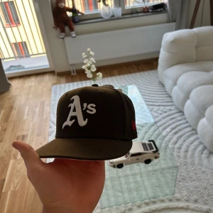 New era fitted cap - Brun och rosa fitted cap, storlek 7 1/2, skick 9/10