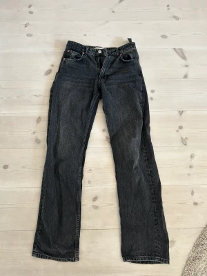Raka Lågmidjade jeans  - Lågmidjade och raka jeans från zara. Väldigt bra skick 