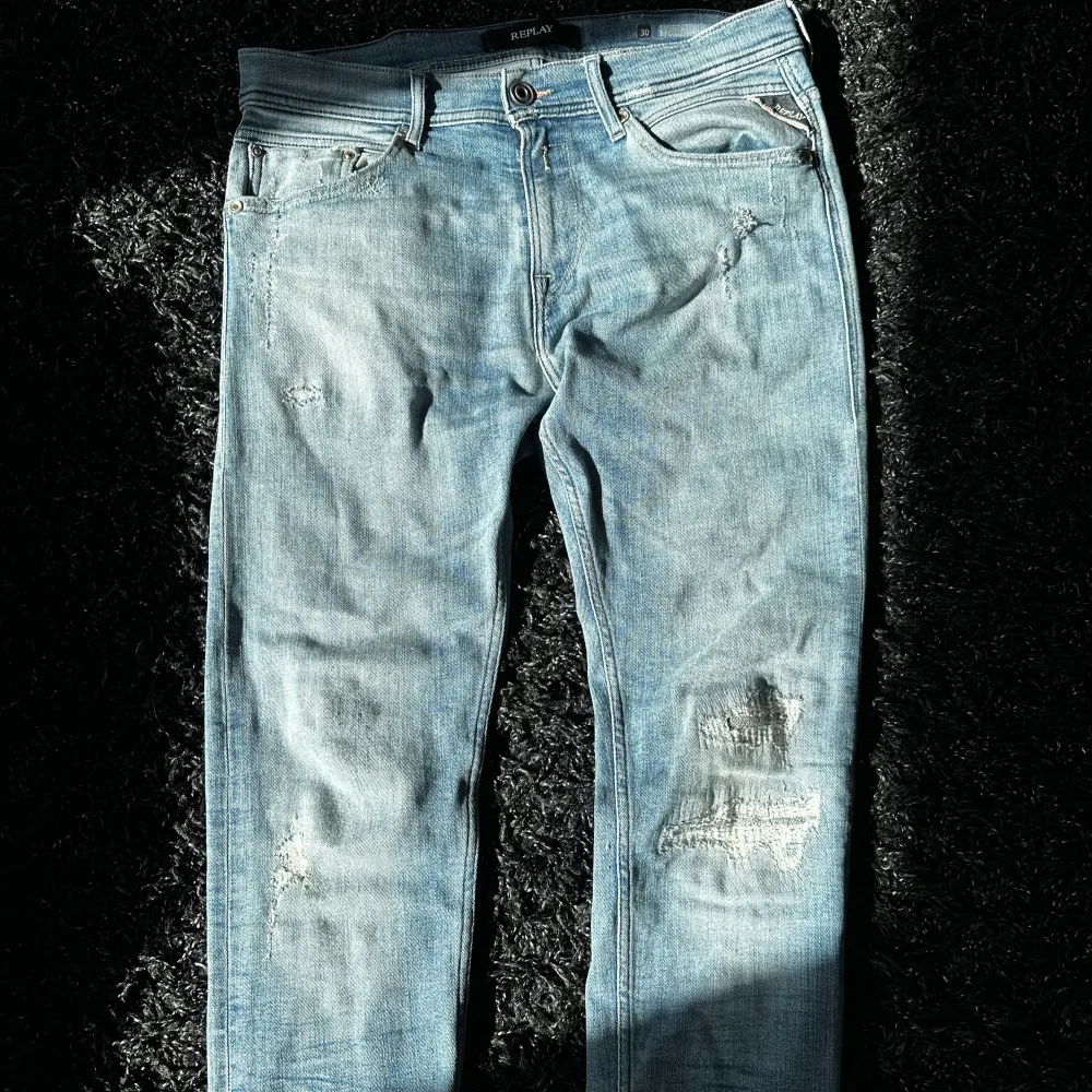 Säljer nu ett par riktigt feta replay annars jeans som har riktigt feta slitningar! Skicket är 9/10 så typ helt nya och kostar endast 459kr. Hör av er vid minsta fundering så löser vi! . Jeans & Byxor.