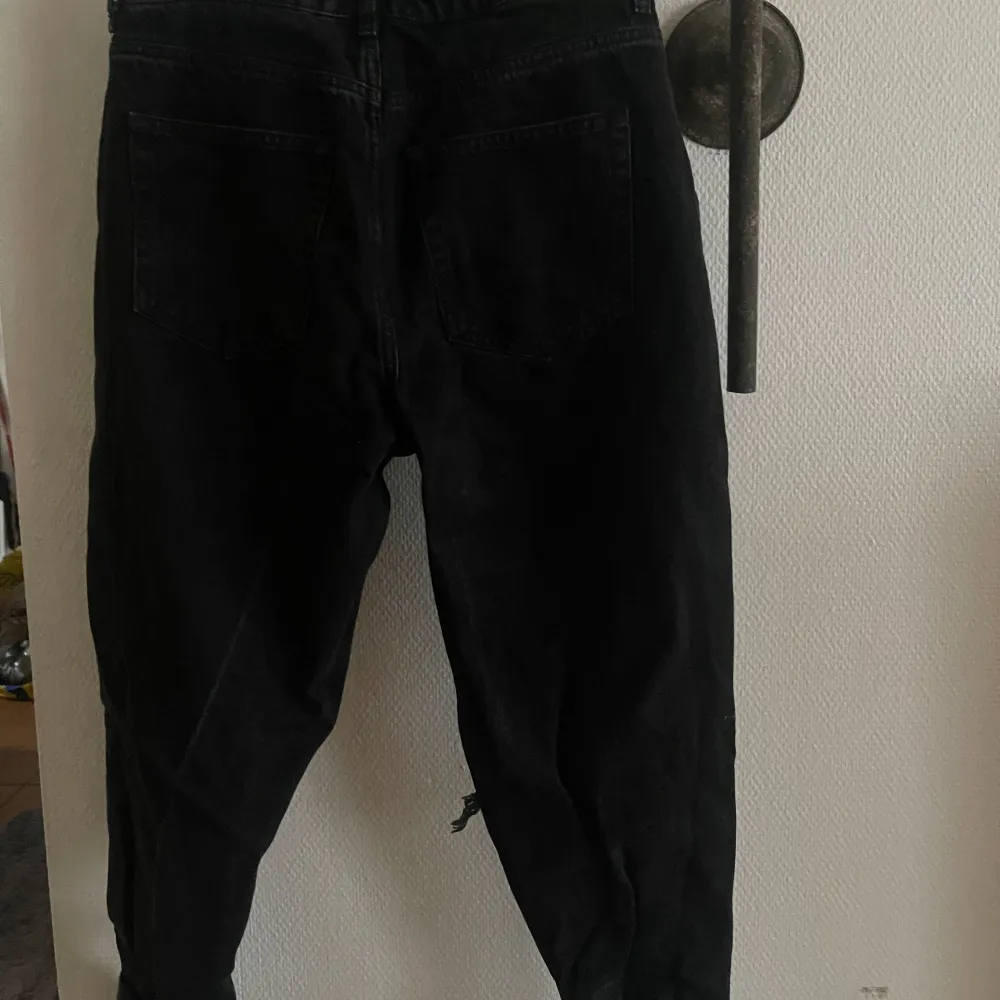 Svarta jeans i storlek 40 som används fåtal gånger. . Jeans & Byxor.