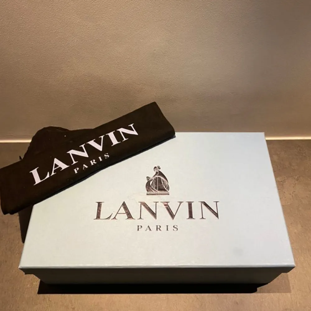 Säljer dessa snygga Lanvin cap toe sneakers för 2399kr!🤩| skorna är i väldigt bra skick! | UK 9 | box och dustbag ingår! | Skriv vid frågor och funderingar!🤩. Skor.