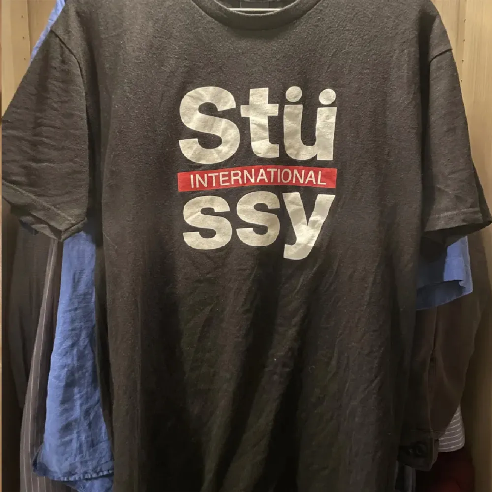 Svart Stussy T-shirt i skick 9/10 . Säljer då den inte används. Tveka inte på att skriva om det är nått! . T-shirts.