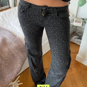 Snyggaste jeansen🔥 - Säljer dessa jätte fina och unika jeans pga att jag får inte på mig dem, lånade bilder men kan självklart skicka egna om de önskas, pris kan diskuteras!💕