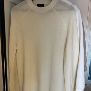 Massimo Dutti sweatshirt - Hej! Säljer en vit Massmio Dutti tröja i storlek medium tröja är endast testad och aldrig använd. Nypris på dessa ligger kring 1100kr tröjan är väldigt sällsynt och svår att hitta. Priset går att diskutera, tveka inte på att kontakta oss vid frågor.
