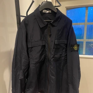 Stone island overshirt - Hej! Säljer min helt nya stone island overshirt då den är för liten för mig, den är helt ny och är i storlek M och färgen är marinblå!