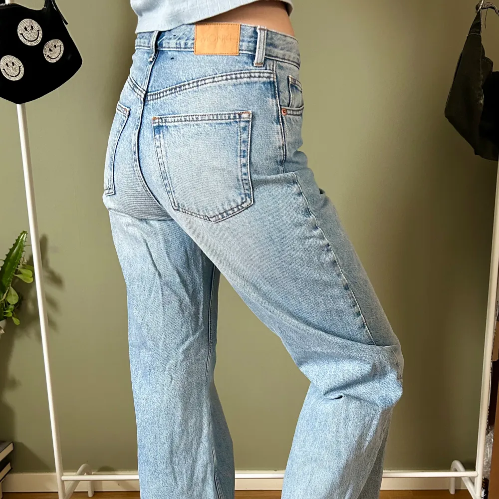 Säljer dessa fina ljusblå jeansen från monki! De har en normalhög midja och är lite baggy i modellen, såå fina! Bra skick🩵jag på bilden är 173 cm lång. Jeans & Byxor.