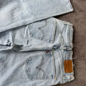 Super snygga Levis jeans i modellen Ribcage straight 25. Midjemått 34 cm, innerbenslängd 72 cm.  Hör gärna av dig för fler bilder eller frågor💞 