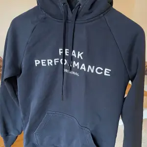En Peak Performance hoodie i otroligt fint skick. Storlek S!