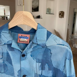 Acne blåkonst skjorta  - Acne studios skjorta från deras kollektion blå konst. Jättebra skick!