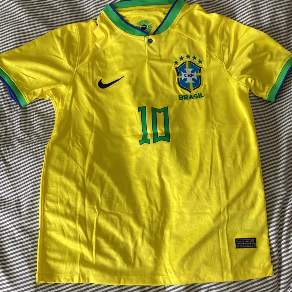 Brasilien fotbollströja från VM med Neymar jr på ryggen. Passar perfekt nu till sommaren.  Jättebra skick. Tveka inte att skriva.. T-shirts.
