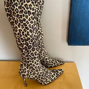 Snygga leopard klackar som går upp till knät! Inköpta i Italien. De är knappt använda och är i mycket bra skick 