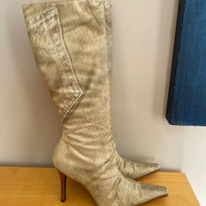 Snygga kneeklackar - Inköpta i Italien. I storlek 37,5 och är aldrig använda utomhus enbart provat inne. 