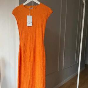 Superfint orange klänning från ZARA. Aldrig använd. Storlek S men stretchig i materialet.