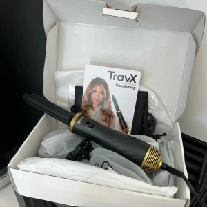 Travx Airwrap - Airwrap med sex stylingverktyg i originalförpackning. Inklusive resepåse, handske och två hårklämmor. Helt ny, oanvänd.