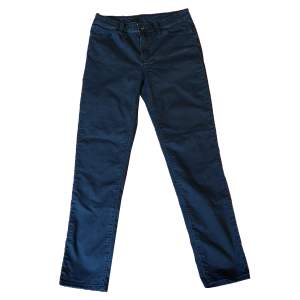 Blåa armani jeans i 28! De är streach i dem, knappt använda. 💙