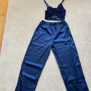 Spets set - Blått sett i satinimitation med spetdetalker och detaljer i brösten.   Endast provade, säljer pga att dem är försmå.