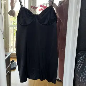 Jättesnygg svart festklänning från primemark i London. Endast använd ca två gånger, bra skick. Säljer då den är för stor för mig. Använd köp nu!