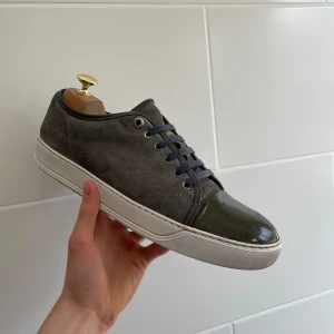 Lanvin skor  - Hej! Säljer nu dessa super sällsynta lanvin skor. Skorna är i superfint skick 7,5/10. Bara skorna medföljer vid köpet 