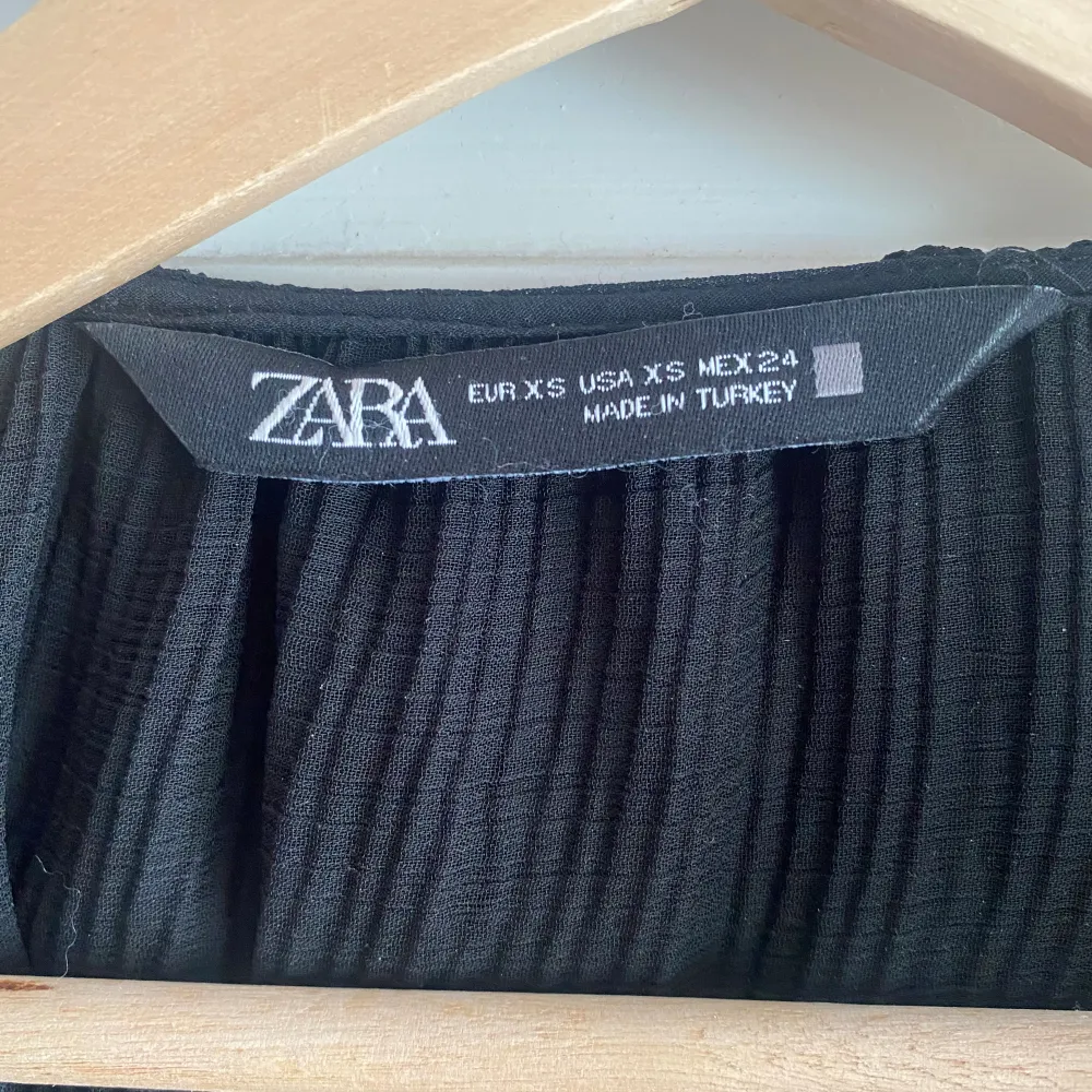 Säljer min svarta blus från zara. Har endast använt den tre gånger därav priset. Vid snabb affär kan prisent diskuteras. Blusar.