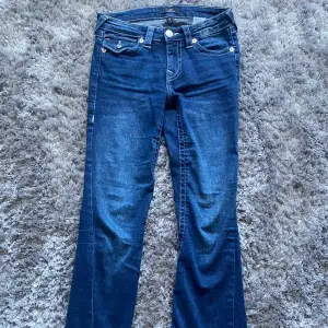 Storlek 24, jätte bra skick. Nästan helt nya de köptes i år. Mörkblåa Low waist bootcut jeans