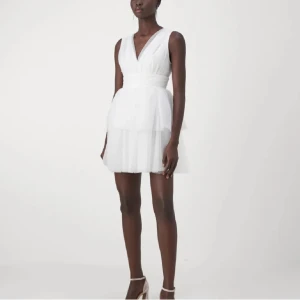 Studentklänning  - Säljer en perfekt studentklänning! Prislapp kvar och allt, köpt för 599 och säljer för 399kr. Storlek S! Säljer då jag hittat en annan🩷