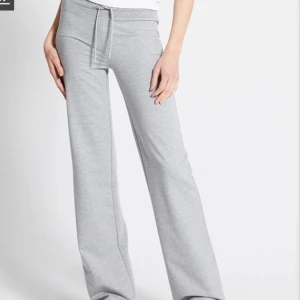 Lågmidjade mjukisbyxor - Bara använda en gång. Går att vika ner kanten för att få den mer lågmidjad. ( köparen får stå för frakten själv)🩷