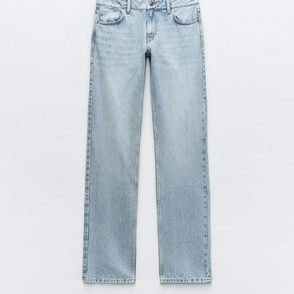 Jag säljer dessa skit snygga jeans, då de är förstora i midjan.. Köpta för 400 och knappt använda så säljer för 300kr! 💋. Jeans & Byxor.