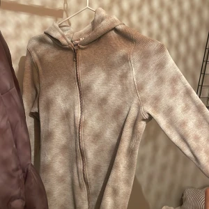 weekday zip up - har använt typ 2 gånger, jättebra skick 