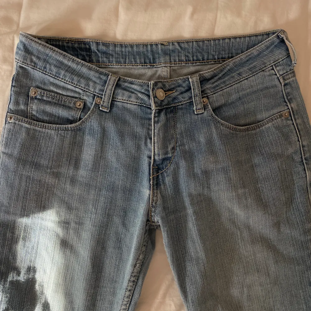 Jättefina lågmidjade jeans från Levis, raka/lite utsvängda i benen, midjemått 39 cm o inerbenslängden 76 cm⭐️. Jeans & Byxor.