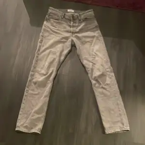 Tvär feta Gråa Jack n Jones Jeans i bra skick, storlek 30/32. (Original pris:500kr)