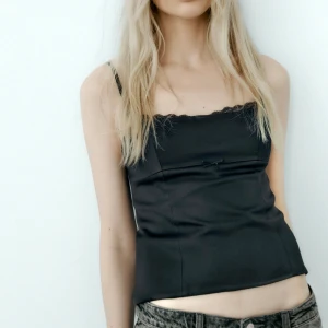 Korsett topp med rosett från Zara - Superfin fest topp i satin med spets och rosett! Storlek S, normal i storlek och fint skick❤️🫶🏼