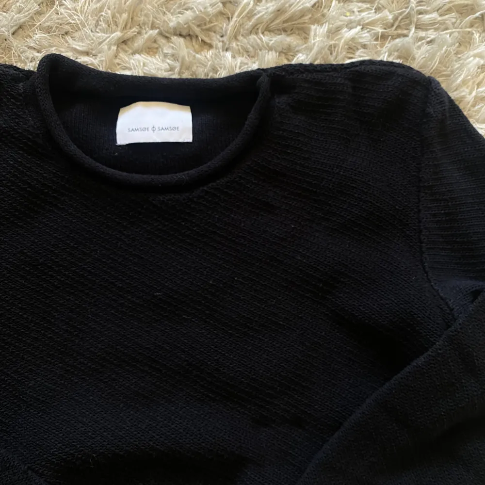 Fint stickad tröja från Samsoe Samsoe med en snygg rund halsring! Säljer för min kille🌸 Storlek XL, men skulle säga att den passar fint för L också! . Tröjor & Koftor.