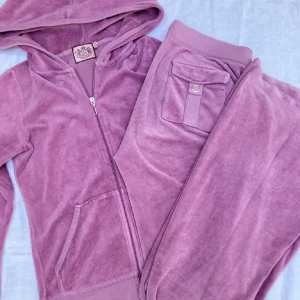  juicy couture set💞 - Fint juicy set i storlek S, inga hål eller större slitningar. Fortfarande jättemjuk i velouren💞skulle säga att koftan är lite tajt för att vara s, mer en xs beror på hur man vill att den ska sitta🌸kom med prisförslag