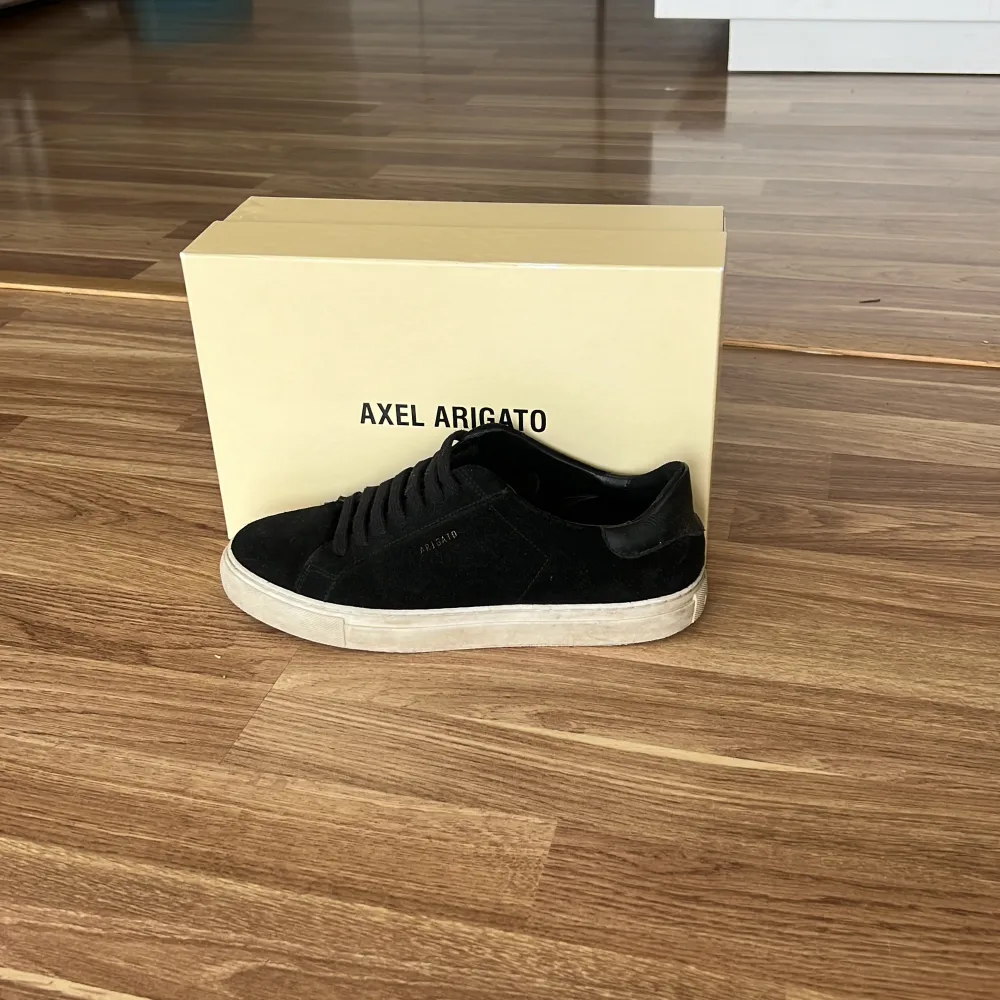 Hej! Jag säljer ett par Axel Arigato skor. De är storlek 40, jätte bra skick och inte så använda. Jag vill sälja de för att jag inte använder de så mycket. Lådan ingår!!!. Skor.
